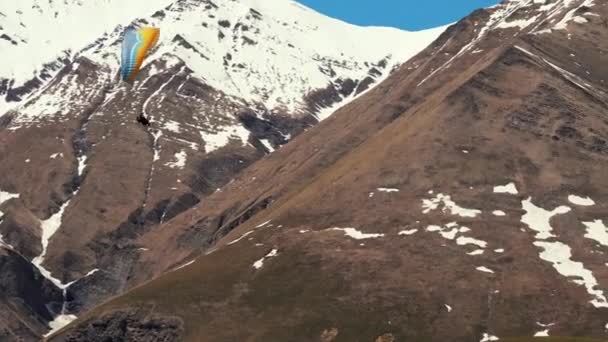 Verbazingwekkende Opname Van Paragliding Besneeuwde Kaukasus Gebergte Gudauri Georgië Hoge — Stockvideo