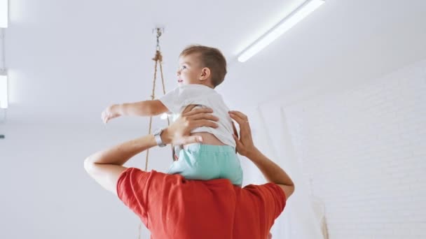 Küçük Çocuk Evde Babasının Boynuna Biniyor Yüksek Kalite Görüntü — Stok video