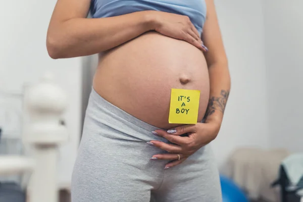 Pregnant Womans Belly Sticky Note Saying Boy Closeup Gender Reveal — Stock fotografie