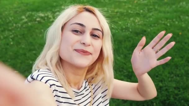 Picture Young Blond Cheerful Girl Standing Park Taking Selfie Waving — Wideo stockowe
