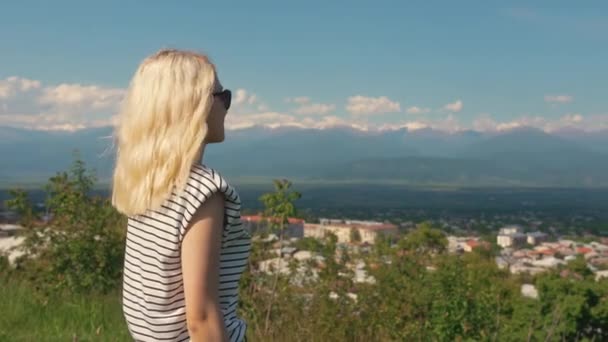 Profile Shot Blonde Caucasian Girl Enjoying Beautiful View Mountains Looking — ストック動画