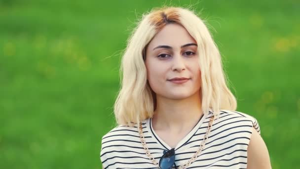 Portrait Blond Caucasian Girl Green Background Outdoors Medium Closeup High — Wideo stockowe