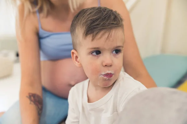 Indoor Portrait Preschooler Toddler Boy Dirty Mouth Pregnant Mother Background — Stok fotoğraf