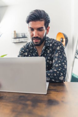 Amerikan erkeğinin dikey, dikey bir şekilde bilgisayarındaki görüntülü konuşma ile ilgili bazı bilgileri açıklayan yavaş düşey sloganı. Yüksek kalite fotoğraf