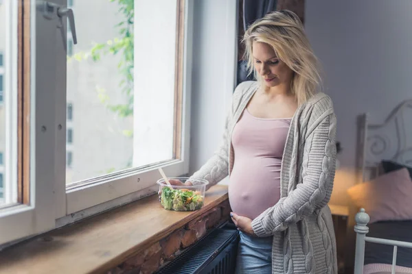 Caucasian Pregnant Woman Vegetable Salad Standing Window Cowboy Shot Pregnancy — 스톡 사진