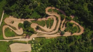 Kırsal bölgenin ortasında motokros pisti var. Yatay drone atışı. Yüksek kalite 4k görüntü