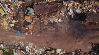 Bir sürü pislikle dolu iğrenç bir çöp sahasının üstünden havadan çekilmiş bir fotoğraf. Kirlilik konsepti. Yüksek kalite 4k görüntü