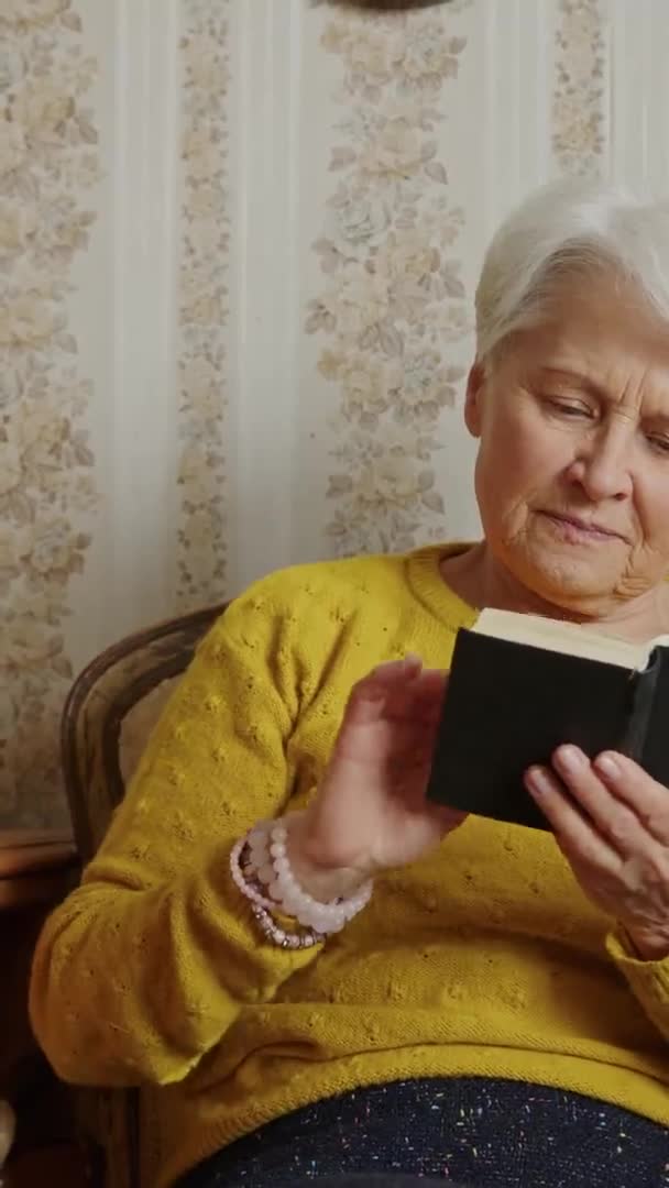 Femme Caucasienne Aînée Tenant Bible Réfléchissant Religion Concept Ancienneté Salon — Video