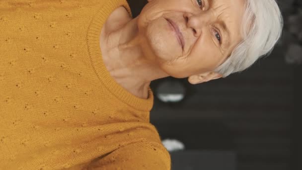 Verticale Schot Senior Blanke Vrouw Bedachtzaam Kijkend Uit Het Raam — Stockvideo