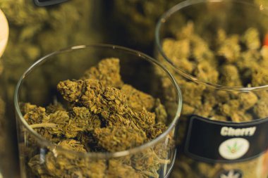 05.28.2022 Varşova, Polonya. CBD CBG marihuana kapları açılmış cam kavanozlar. Anksiyete ve stres atmak için alternatif ilaç. Yüksek kalite fotoğraf