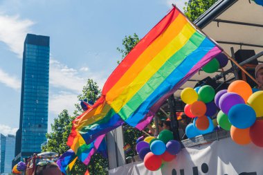 Renkli gökkuşağı LGBTQAI bayrakları Avrupa başkentinin merkezindeki bir geçit platformunda sallanıyor. Gurur ayı konsepti. Yüksek kalite fotoğraf