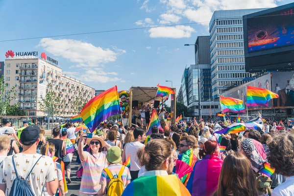 2022 Varşova Polonya Eşcinsel Bayrakları Sallayan Mutlu Lgbtqai Üyeleri Gururlu — Stok fotoğraf