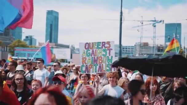 2022 Warschau Polen Queers Gegen Den Regenbogenkapitalismus Lgbtqai Mitglieder Kämpfen — Stockvideo