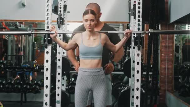 Shoulder Barbell Lifting Confident Caucasian Girl Trying Out Weightlifting Guidance — Αρχείο Βίντεο