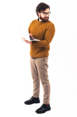 Tarz sahibi bir adam bilgisayarından bakıyor. Beyaz arka planda izole edilmiş tüm vücut görüntüsü. Yüksek kalite fotoğraf