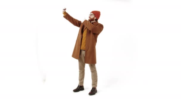 Colpo Corpo Pieno Uomo Elegante Cappotto Che Prende Selfie Isolato — Video Stock