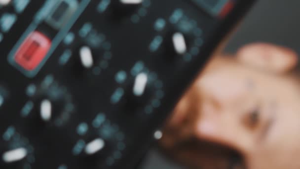 Вертикальное Видео Молодой Бородатый Кавказский Мужчина Показывает Midi Контроллер Клавиатуры — стоковое видео