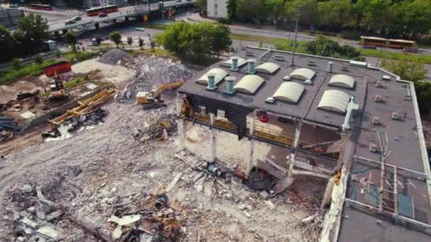 Three Storey Building Being Taken Yellow Digger Horizontal Aerial Shot — Video Stock