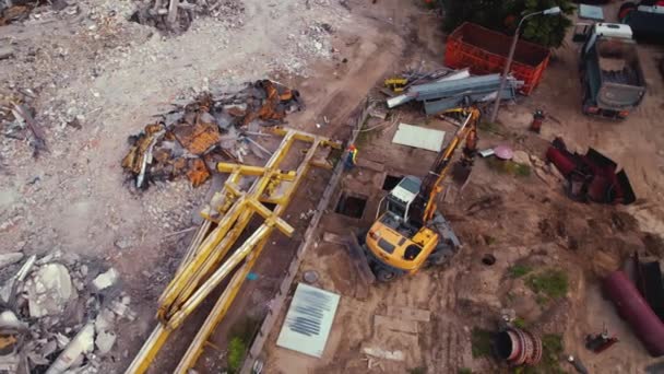Penggali Kuning Mengambil Pasir Longgar Dan Mengisi Lubang Lokasi Konstruksi — Stok Video