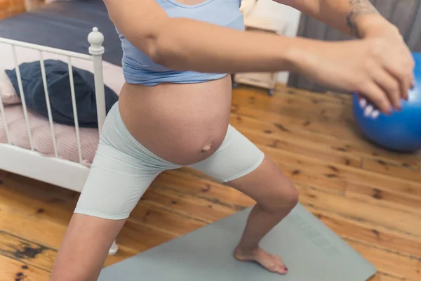 Beyaz Hamile Bir Kadın Yatak Odasında Yoga Yapıyor Görünürde Fotokopi — Stok fotoğraf