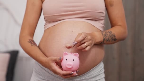 Těhotná Žena Dává Peníze Prasátko Banky Detailní Záběr Vysoce Kvalitní — Stock video