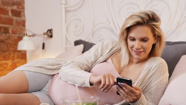 Pregnant Woman Bed Scrolling Social Media High Quality Footage — ストック動画