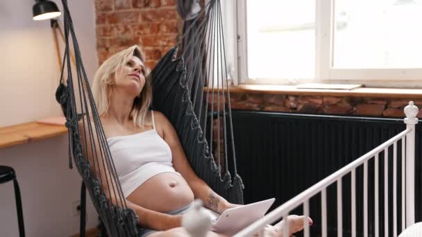 Young Pregnant Woman Hammock Using Laptop Home High Quality Footage — Vídeos de Stock