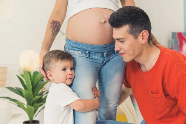 Netter Vorschuljunge Und Sein Kaukasischer Dunkelhaariger Vater Einem Roten Shirt — Stockfoto