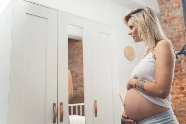 Šťastné Těhotenství Kavkazská Blondýnka Která Brzy Stane Matkou Stojí Před — Stock fotografie