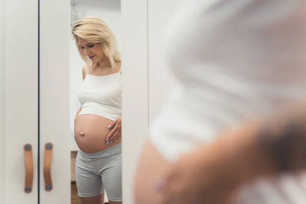 Pregnant Woman Posing Front Mirror Pregnancy Concept High Quality Photo — 스톡 사진