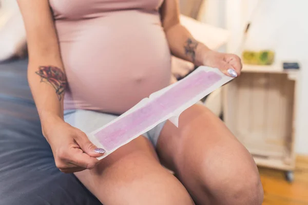 Mujer Caucásica Embarazada Haciendo Depilación Para Sus Piernas Con Cera —  Fotos de Stock