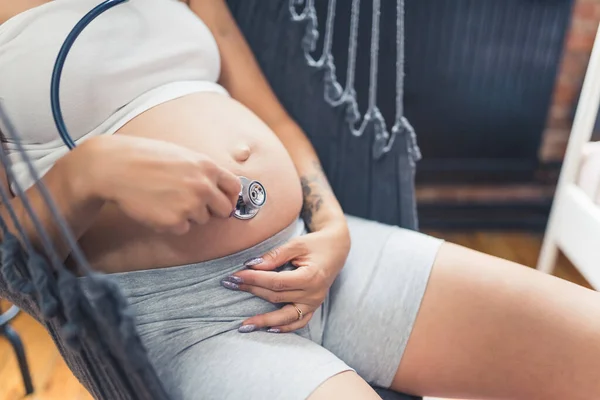 Mujer Embarazada Usando Estetoscopio Para Escuchar Los Latidos Del Corazón —  Fotos de Stock