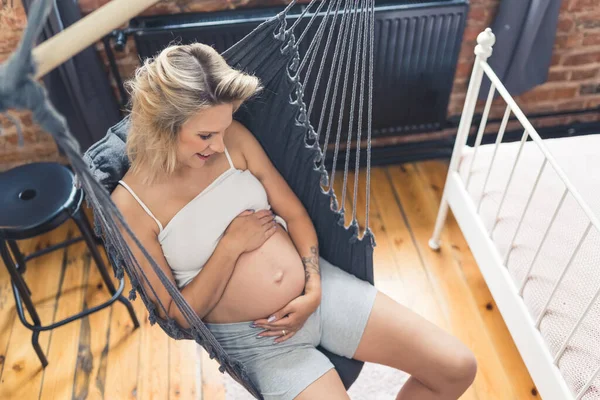 Střelen Vrcholu Mladé Blonďaté Bělošky Těhotným Břichem Dívajícím Její Tělo — Stock fotografie