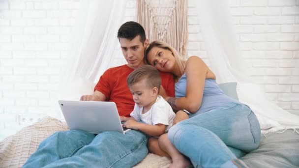 Father Pregnant Mother Little Son Watching Something Laptop High Quality — Stockvideo