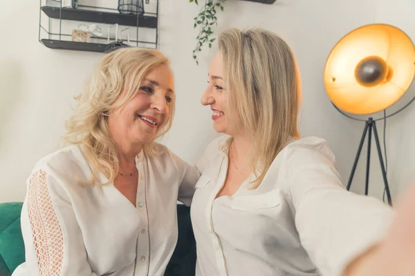 Two Caucasian Blonde Women Mother Daughter Taking Selfie Smiling Looking — Stockfoto