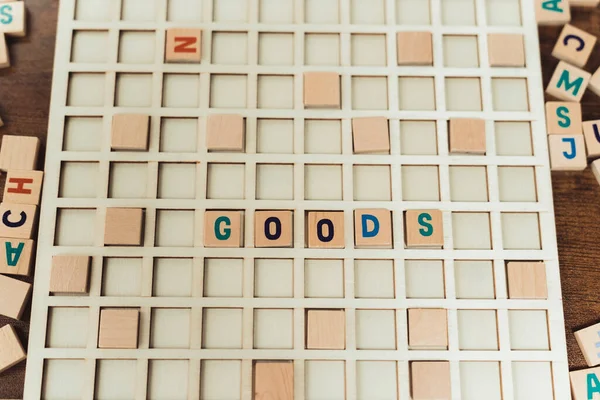 Waren Wort Aus Hölzernen Buchstabenwürfeln Auf Vokabelspiel Gitter Börse Metapher — Stockfoto