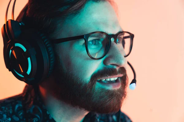 Professional Bearded Gamer Playing Computer Game Tournament Focused Looking Closely — ストック写真
