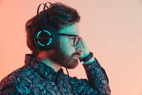 Professional Bearded Man Wearing Headset Shirt Listening Cerrefully Side Profile — ストック写真