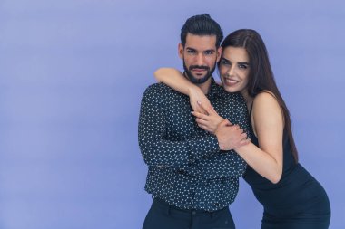 Orta yaşlı Kübalı bir adam ve siyah giyinmiş, gülümseyen beyaz saçlı bir kadın. Fotokopi stüdyosu, lavanta arkaplanı. Yüksek kalite fotoğraf