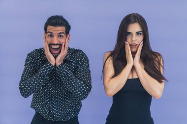 Şok olmuş çift - yakışıklı Kübalı adam ve beyaz saçlı genç kadın - yüzlerine dokunuyor ve ağızlarını açıyorlar. Şaşırtıcı derecede iyi bir teklif. Stüdyo fotokopi alanı. Yüksek kalite fotoğraf