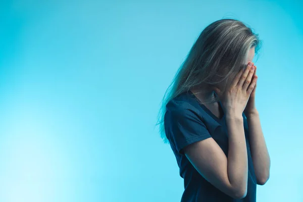 Adult Female Having Depression Blue Background Closeup High Quality Photo — Stock Photo, Image