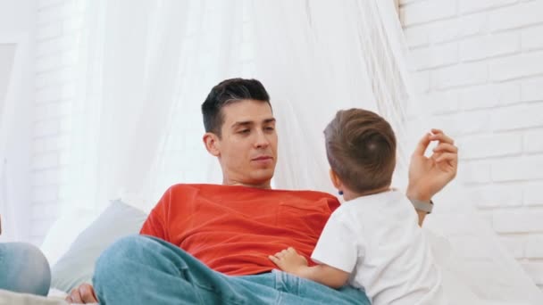 Young Caucasian Father Showing His Cute Son White Shirt How — Αρχείο Βίντεο