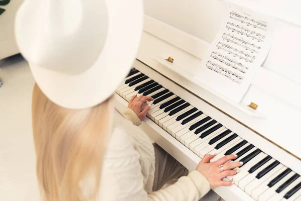 Unrecognisable Caucasian Blonde Woman Wearing White Hat Beige Sweater Playing — 스톡 사진