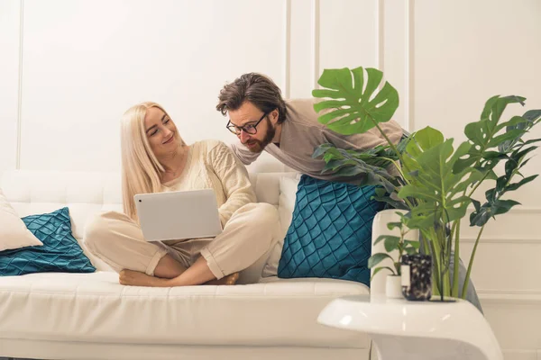 Dark Haired Man Beard Glasses Looking Blonde Womans Laptop Her — стоковое фото