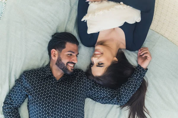 Smiling Couple Having Fun While Laying Bed White Sheets Looking — Stock fotografie