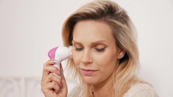 Modern Beauty Treatments Beautiful Blonde Caucasian Woman Her 30S Using — Vídeos de Stock