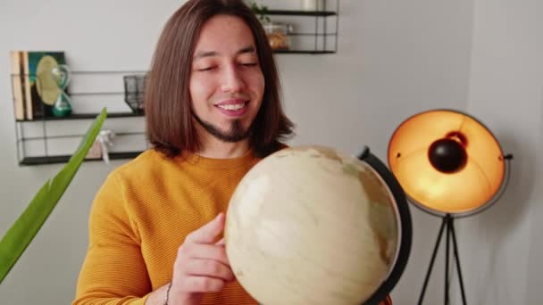 Bearded Man Showing Place Globe Discovering Geography Continents High Quality — Video