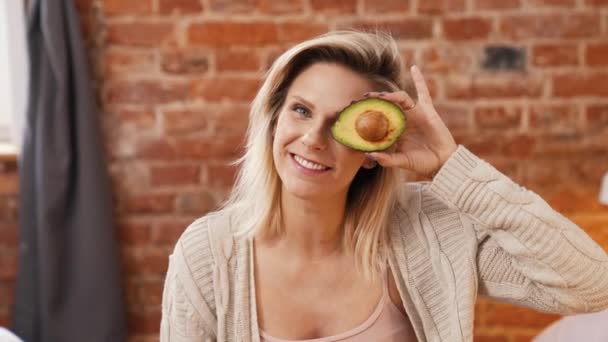 Happy Smiling Caucasian Blond Woman Holding Half Avocado Front Her — Video Stock