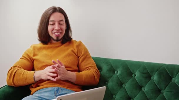 Long Haired Person His Middle Ages Sitting Sofa Smiling His — Vídeo de stock