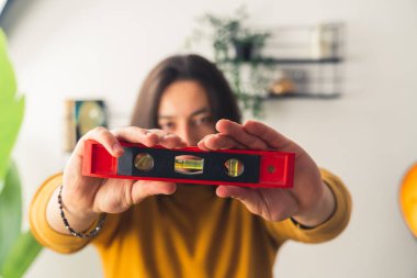 30 'larında uzun saçlı bir adam elinde uzun kırmızı bir şey tutuyor. Yüksek kalite fotoğraf